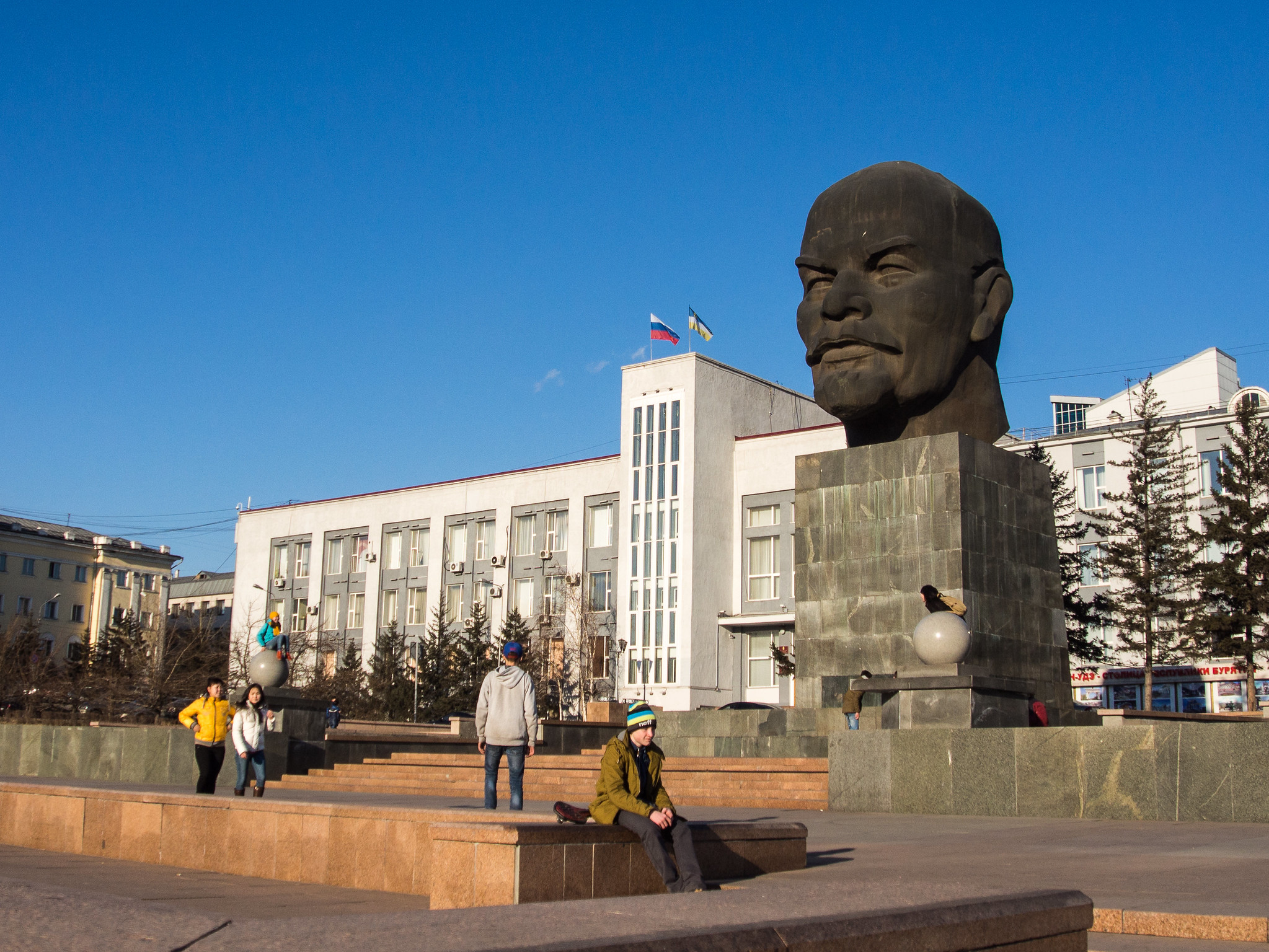 Бурятских активистов и активисток задерживают и доставляют в суд без повестки