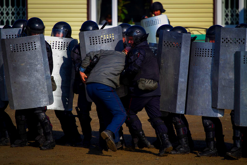 «Редко, когда нас не избивали еще до поступления в ОВД»: как помощь политзаключенным изменилась за 20 лет