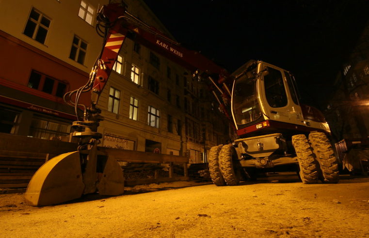 Die Bewohner von Nowosibirsk stehen der Spezialtechnik im Weg um ihre Häuser, Sümpfe und Rohrdommeln zu  schützen