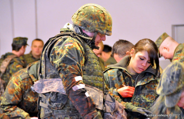 Die Bundeswehr entließ einen Soldaten, weil er sich geweigert hatte, einer Kollegin die Hand zu geben