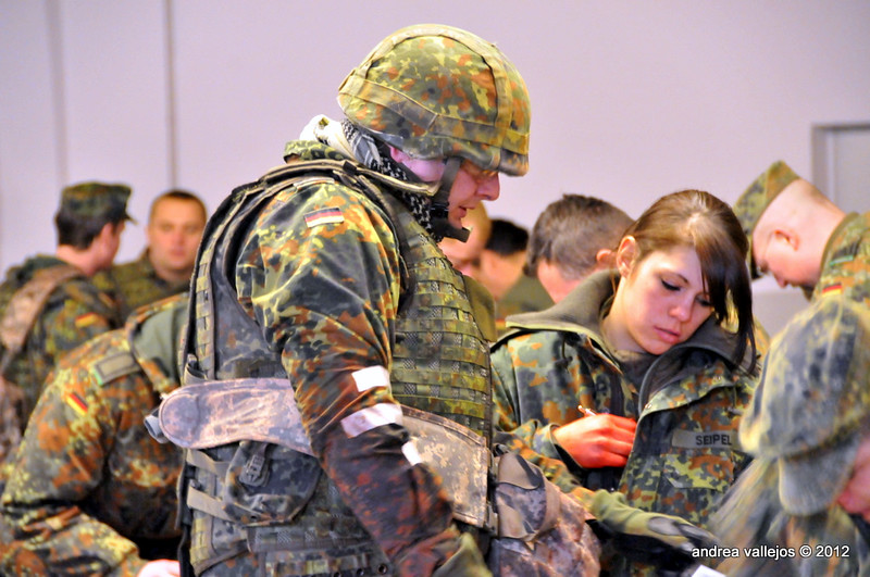 Die Bundeswehr entließ einen Soldaten, weil er sich geweigert hatte, einer Kollegin die Hand zu geben