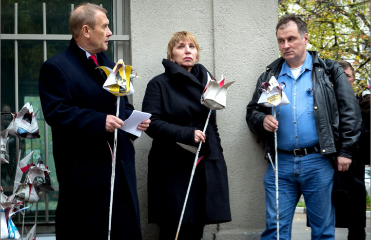 Blumen aus Zeitungen für Anna Politkovskaya