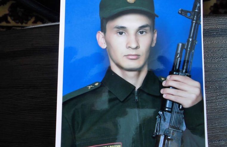 Das russische Verteidigungsministerium wird 300 Tausend Rubel an den Vater des verstorbenen Soldaten zahlen