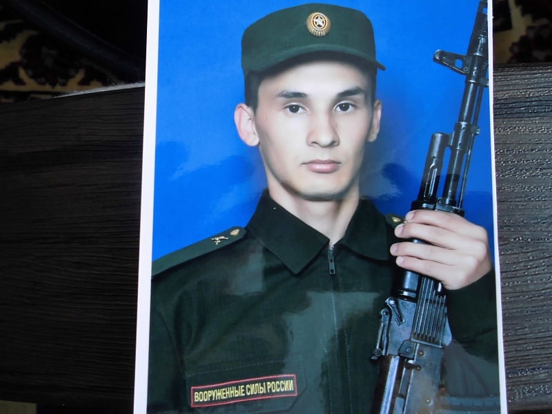 Das russische Verteidigungsministerium wird 300 Tausend Rubel an den Vater des verstorbenen Soldaten zahlen