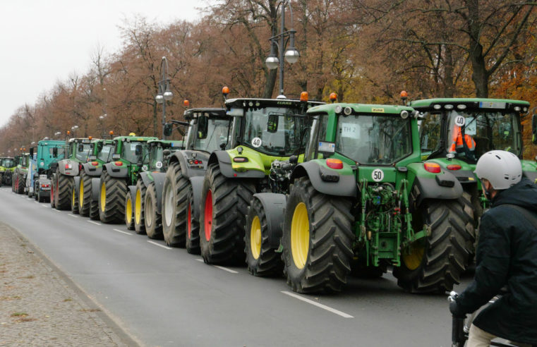 Tausende deutsche Landwirte blockieren den Verkehr in der Berliner Innenstadt