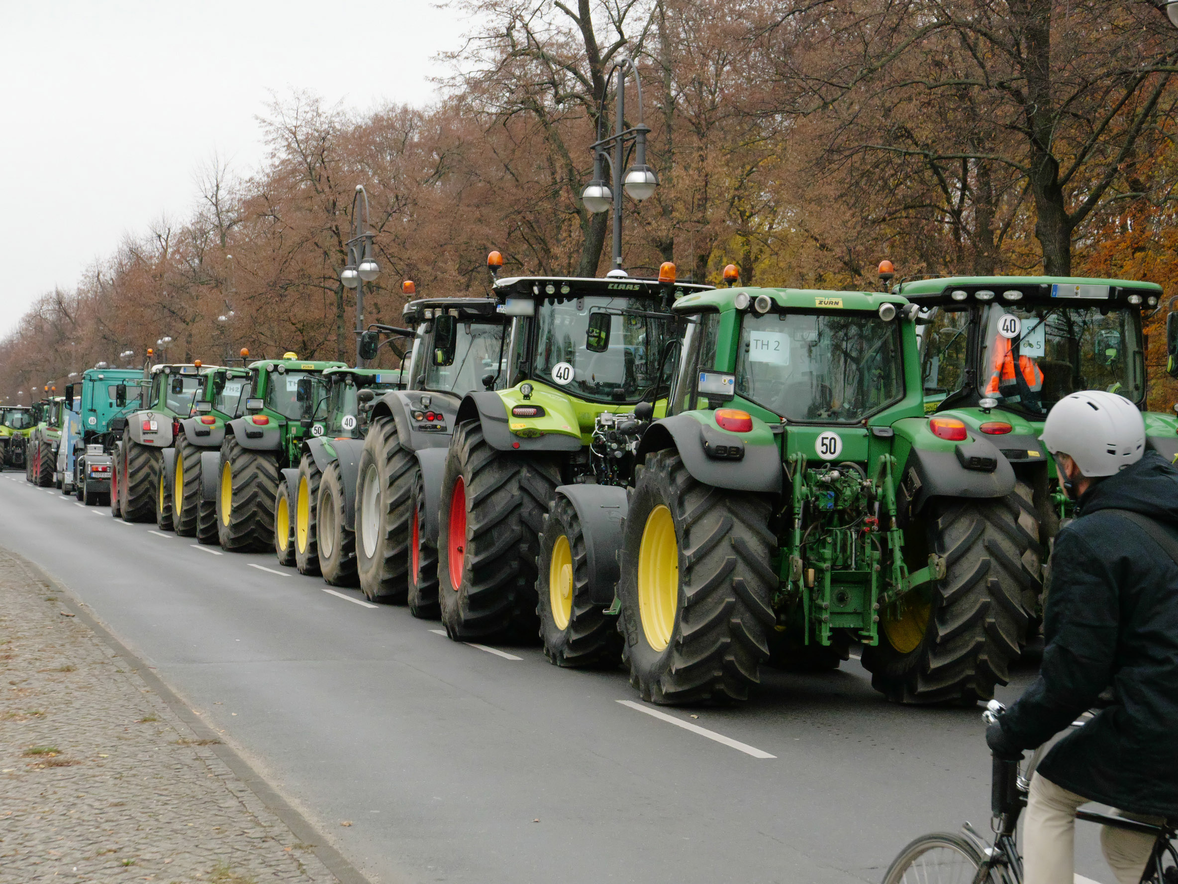 Tausende deutsche Landwirte blockieren den Verkehr in der Berliner Innenstadt