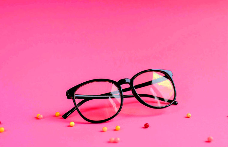 Absurdes Verbot in Japan: Frauen können bei der Arbeit keine Brille tragen, weil sie ihre Weiblichkeit verlieren