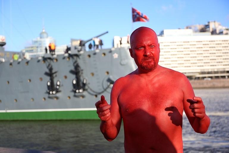 «Das Baden von dem roten mir» Der Aktivist badet in der Nähe des Aurora-Kreuzers