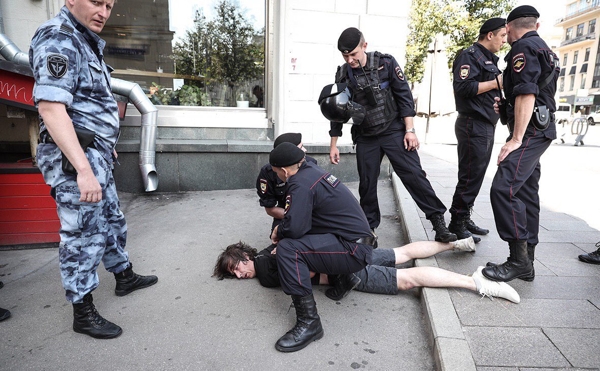 Суд в Москве признал, что полицейские законно сломали ногу дизайнеру Коновалову во время задержания