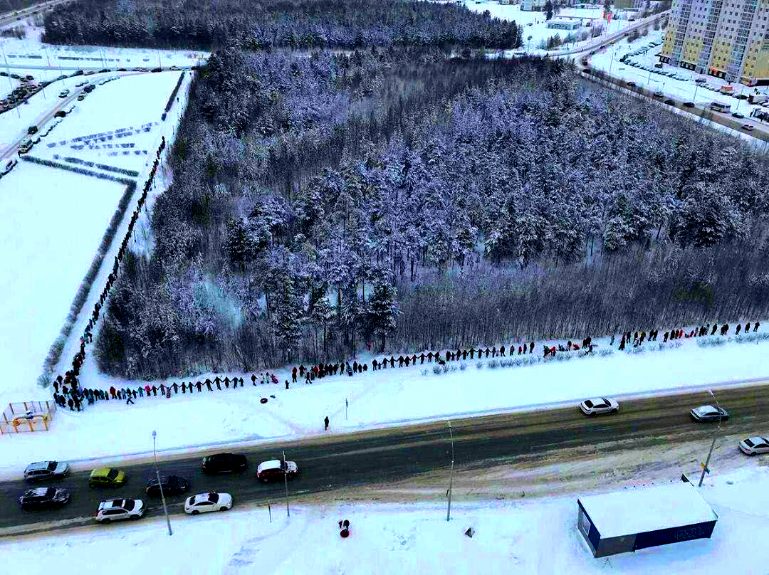 Die BewohnerInnen von Surgut „umarmten“ einen Park, um ihn von den Bauarbeiten zu schützen