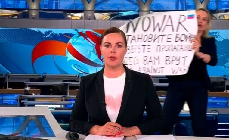 Russland: Journalistin nach mutigem Anti-Kriegsprotest zu Geldstrafe verurteilt