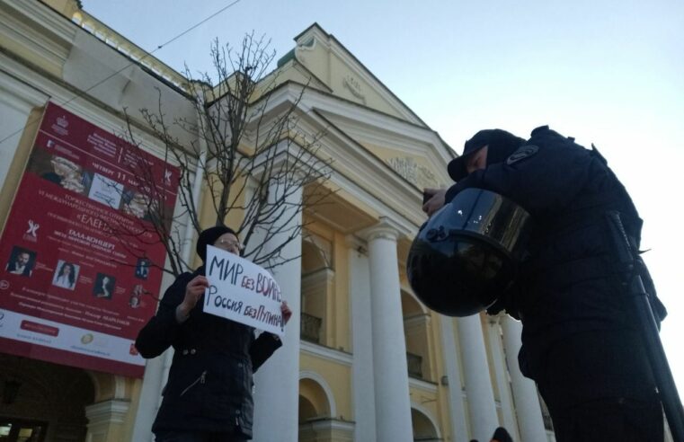 In Sankt-Petersburg wurde gegen eine Einwohnerin ein Verfahren wegen „Diskreditierung“ der Armee aufgrund einer individuellen Protestaktion eingeleitet
