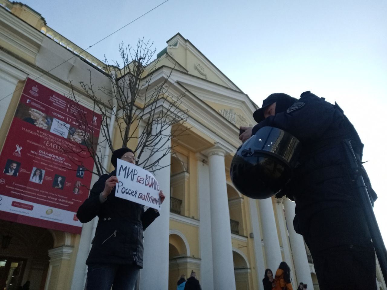 In Sankt-Petersburg wurde gegen eine Einwohnerin ein Verfahren wegen „Diskreditierung“ der Armee aufgrund einer individuellen Protestaktion eingeleitet