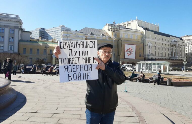В Москве по делу о «дискредитации» российской армии судят правозащитника Олега Орлова