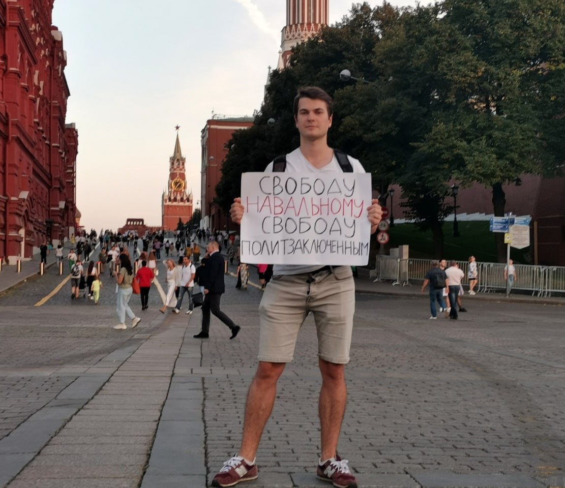 Москвича, выходившего в пикет в поддержку Навального и политзаключённых, арестовали по делу об экстремизме